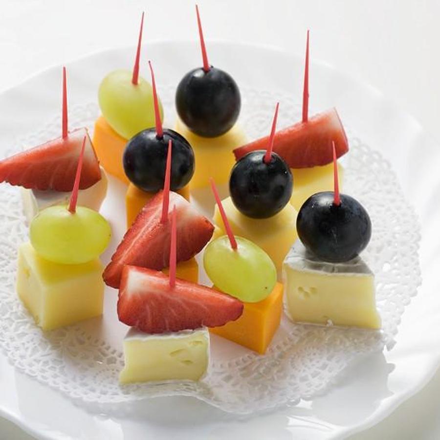 Picoteo sano y snacks saludables: brochetas de fruta