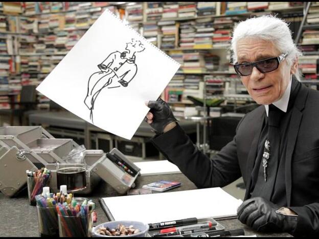 Pincha en la galería para ver los 10 vestidos de Karl Lagerfeld para Chanel que han brillado en la alfombra roja de los Oscar./Moritz feed dog