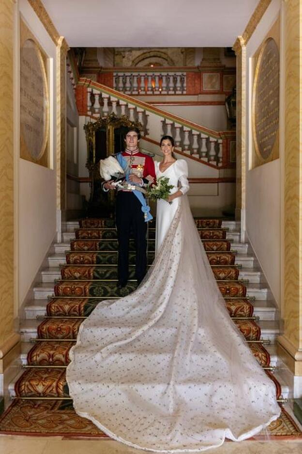 Imagen en la que se puede apreciar la espectacular cola del vestido de Belén Corsini