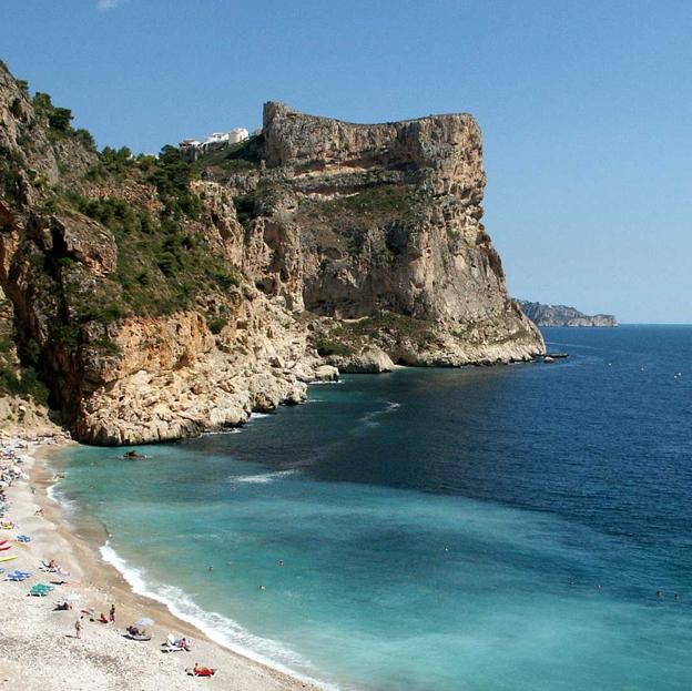 La playa española con aguas turquesas que tienes que visitar este verano (y otras tres que también te enamorarán)