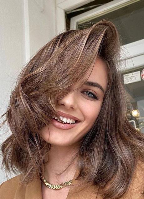 Mujer con reflejos en el pelo