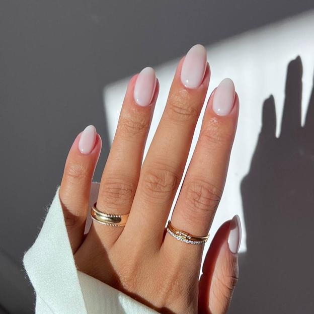 Milky nails como manicura tendencia para otoño 2023