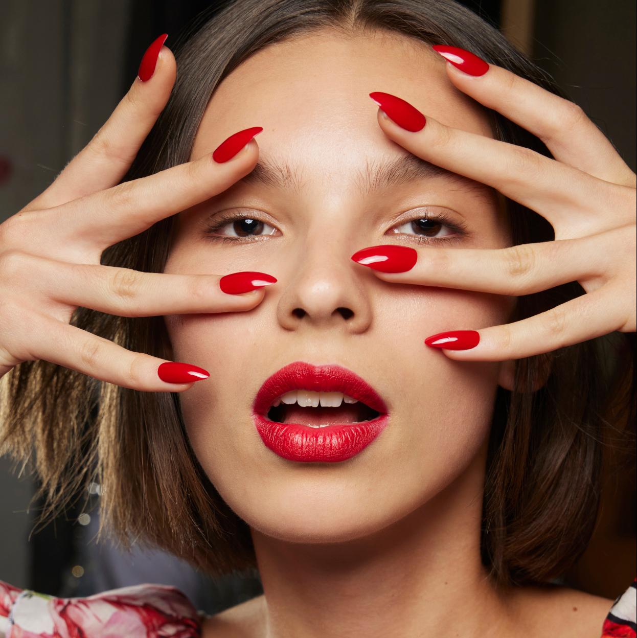 Una modelo con una manicura roja./spotlight launchmetrics