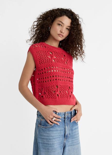 Top rojo de punto de Stradivarius (22,99 euros)