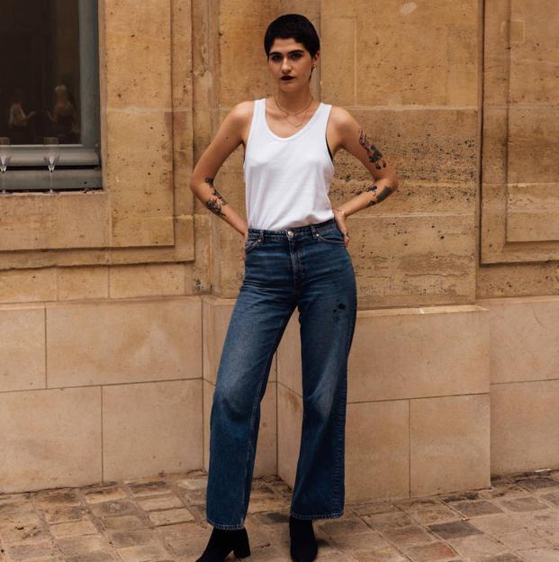 Un look de street style con pantalones vaqueros.