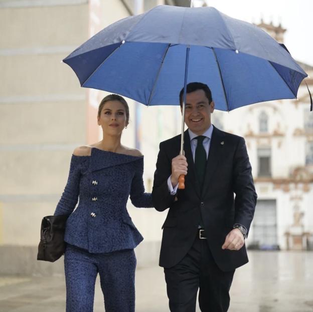Manuela Villena derrocha elegancia en el Día de Andalucía con un original traje de firma andaluza