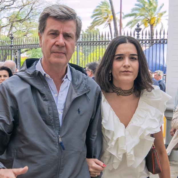 Cayetano Martínez de Irujo y Bárbara Mirjan en la Maestranza de Sevilla. 
