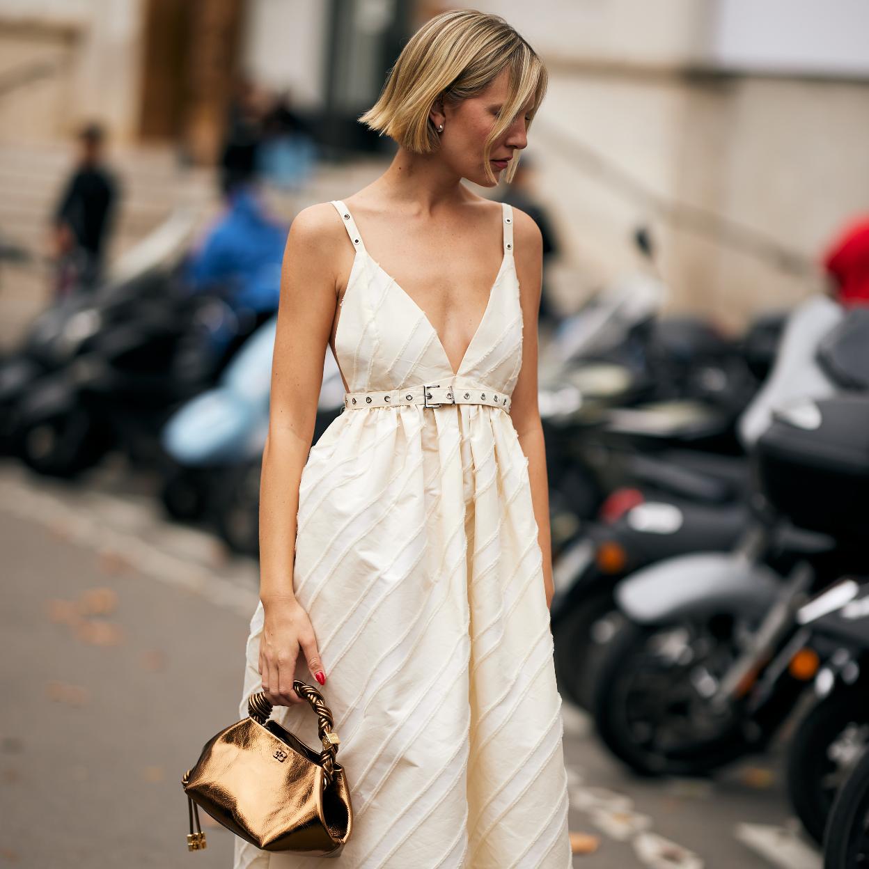 Mujer con vestido de lino/launchmetrics spotlight